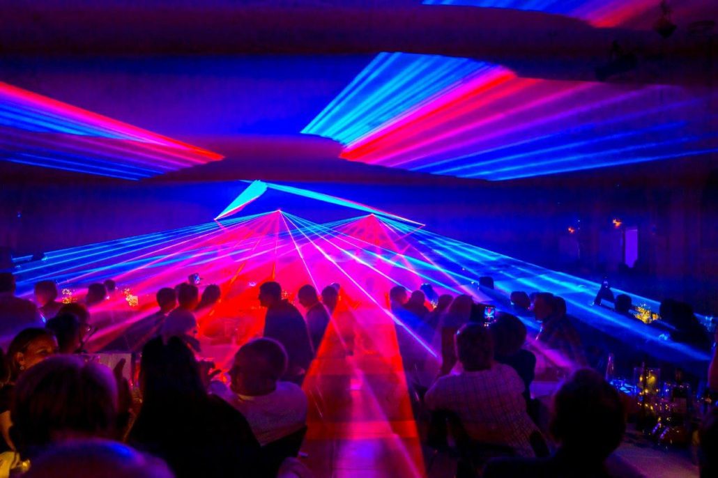 Lasershow über dem Publikum beim brillenball 2023 in Eberswalde