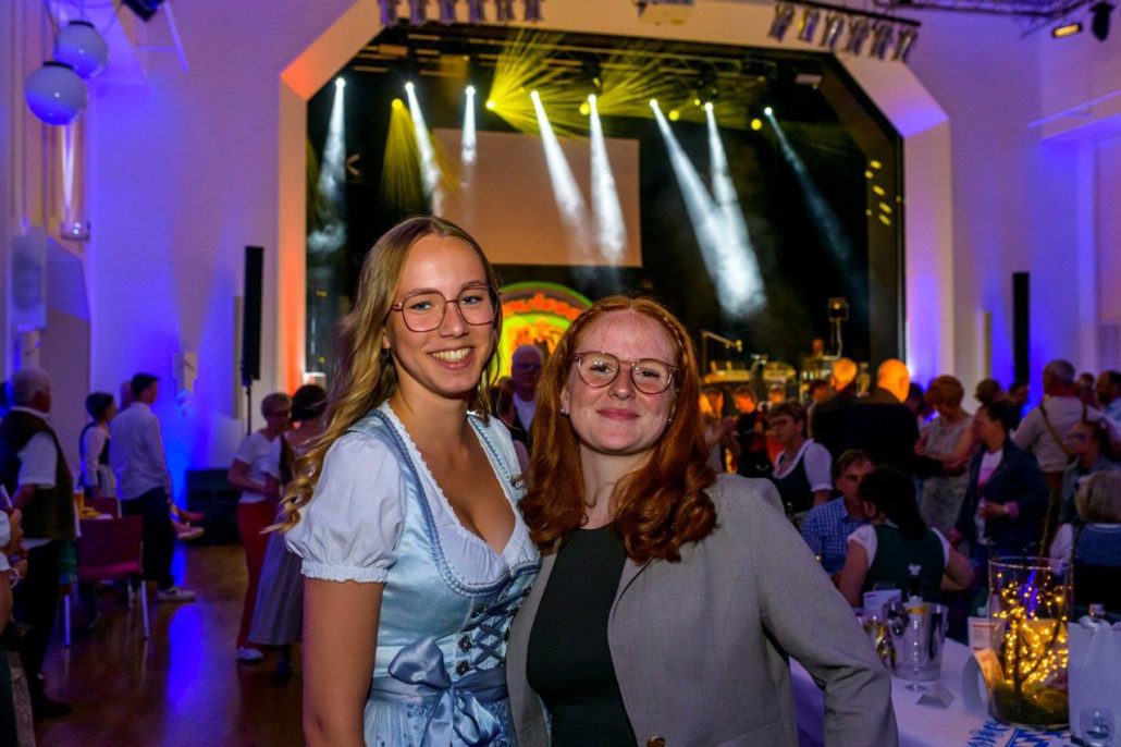 Zwei Besucherinnen vor der Bühne beim brillenball 2023 in Eberswalde