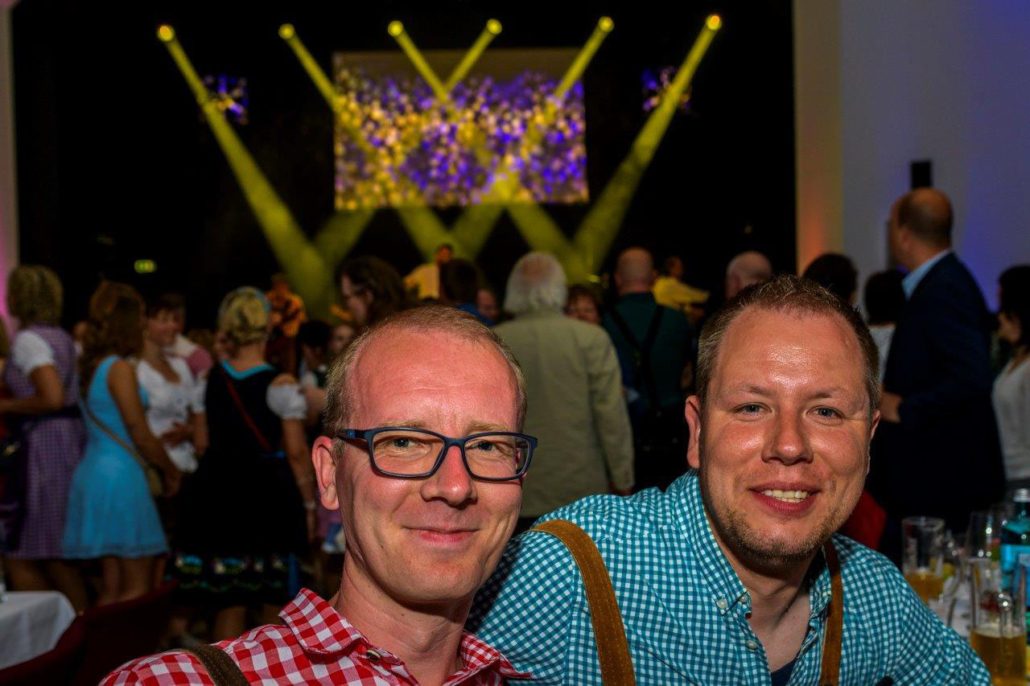 Besucher in Tracht am Tisch beim brillenball 2023 von hoffmann und brillen