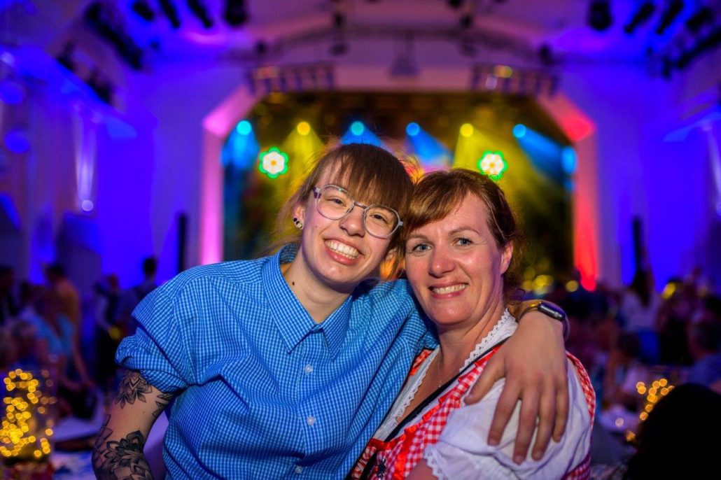 Zwei Gäste im Publikum des brillenball 2023 in Eberswalde