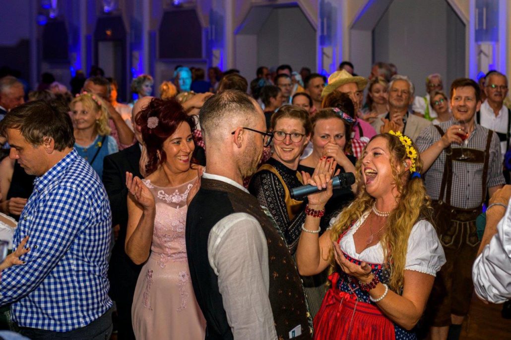 Auftritt mitten im Publikum beim brillenball 2023 von hoffmann und brillen