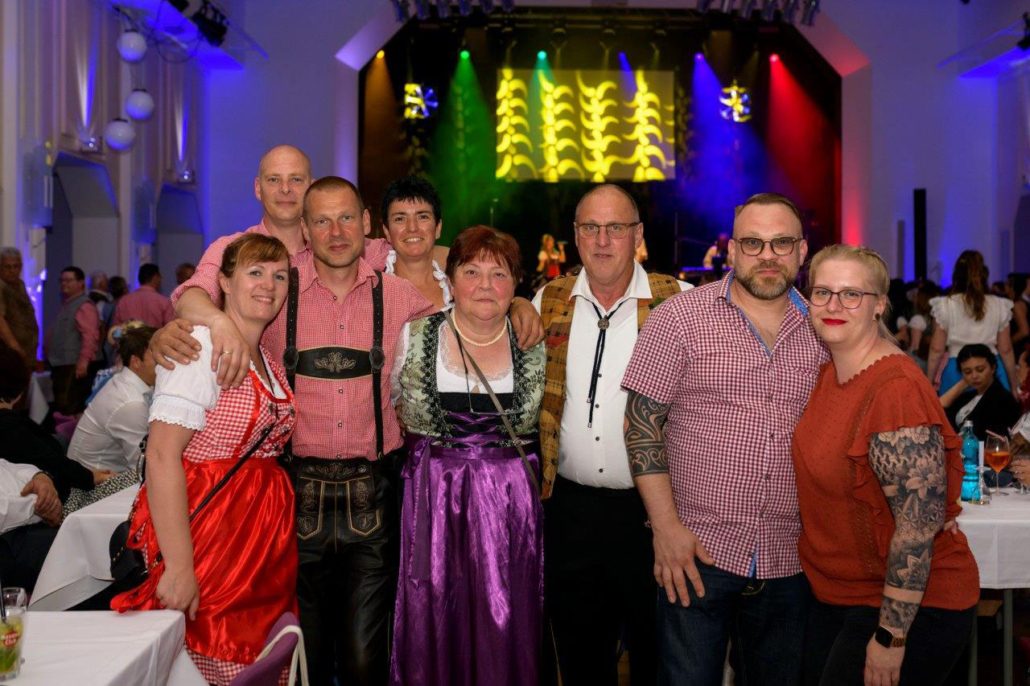 Gruppenfoto in Tracht beim brillenball 2023 in Eberswalde