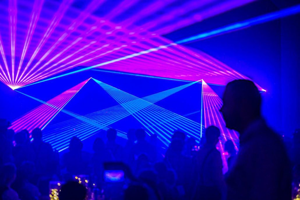 Lasershow im Saal beim brillenball 2023 von hoffmann und brillen