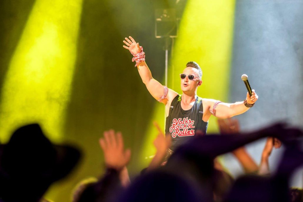 Showact mit jubelndem Publikum beim brillenball 2023 von hoffmann und brillen
