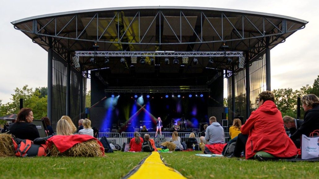 Publikum mit Picknickdecken vor der Freilichtbühne beim brillenball OpenAir 2020 in Eberswalde
