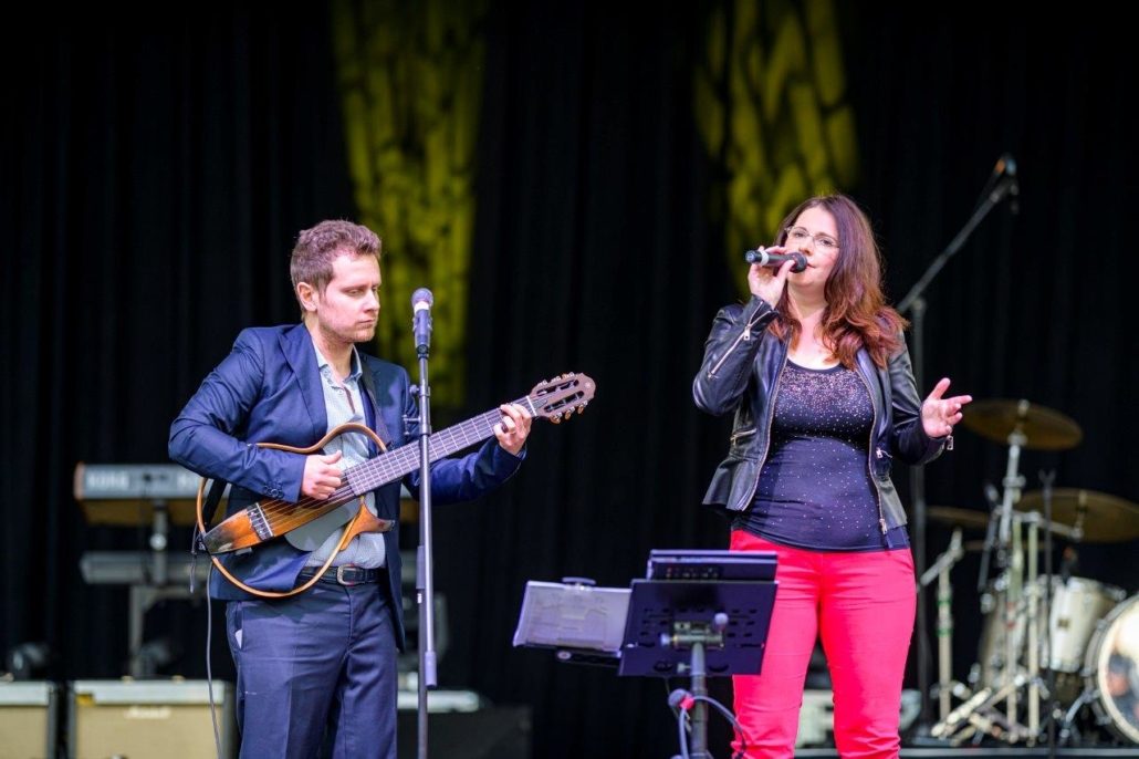 Duo mit Gitarre und Gesang beim brillenball OpenAir 2020 in Eberswalde