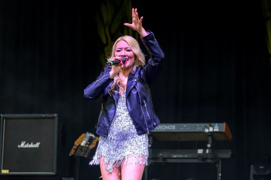 Sängerin am Mikrofon beim brillenball OpenAir 2020 von hoffmann und brillen