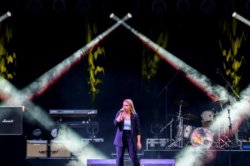 Gesang im Nebel auf der Bühne des brillenball OpenAir 2020