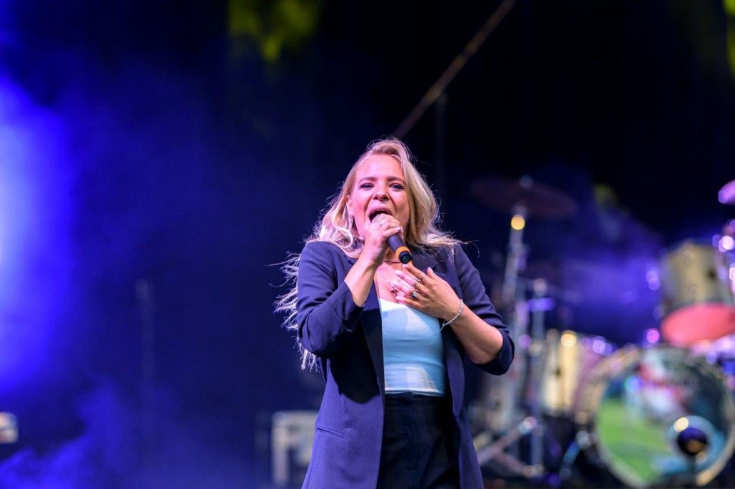 Gesang im blauen Bühnenlicht beim brillenball OpenAir 2020 in Eberswalde