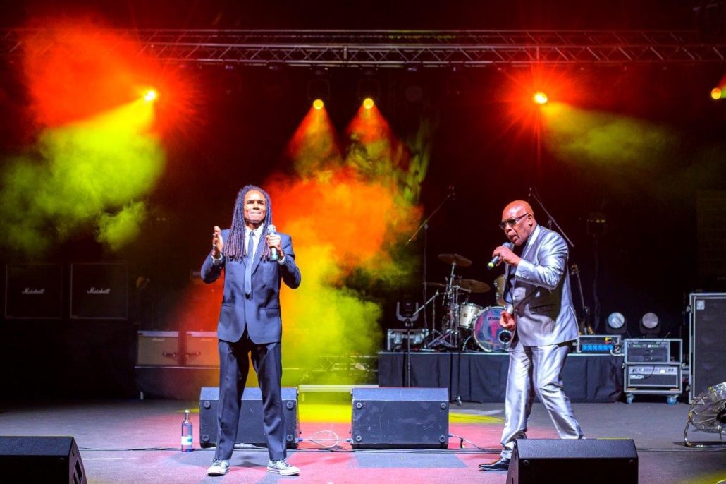 Gesangsduo im orangen Bühnenlicht beim brillenball OpenAir 2020