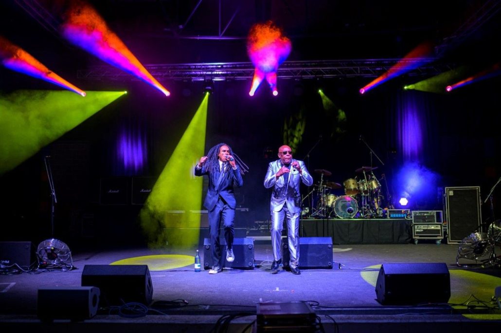 Gesangsduo in buntem Bühnenlicht beim brillenball OpenAir 2020