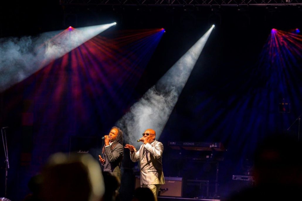 Gesangsduo im Nebel auf der Bühne des brillenball OpenAir 2020