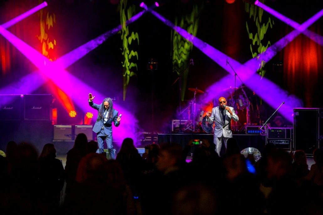 Gesangsduo im violetten Licht beim brillenball OpenAir 2020 in Eberswalde