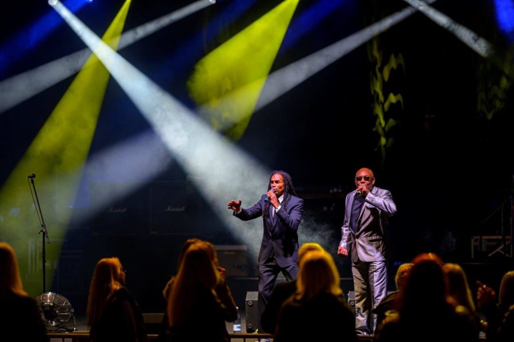 Gesangsduo im gelben Bühnenlicht beim brillenball OpenAir 2020