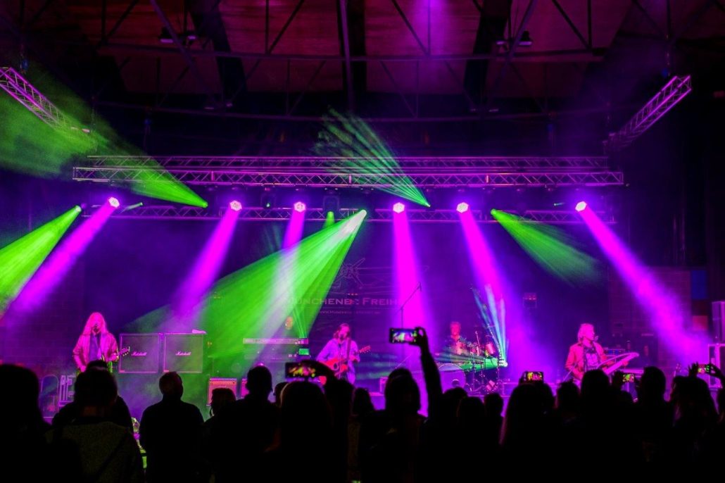 Band mit Lichtstrahlen auf der Bühne des brillenball OpenAir 2020
