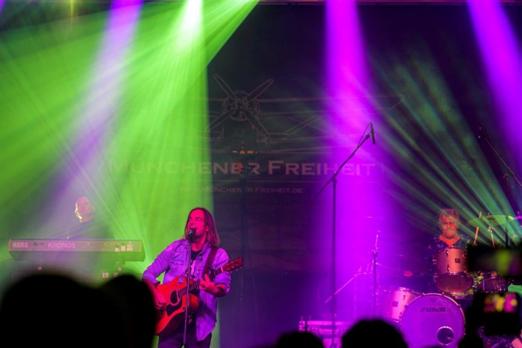 Gitarre und Gesang am Abend beim brillenball OpenAir 2020 in Eberswalde