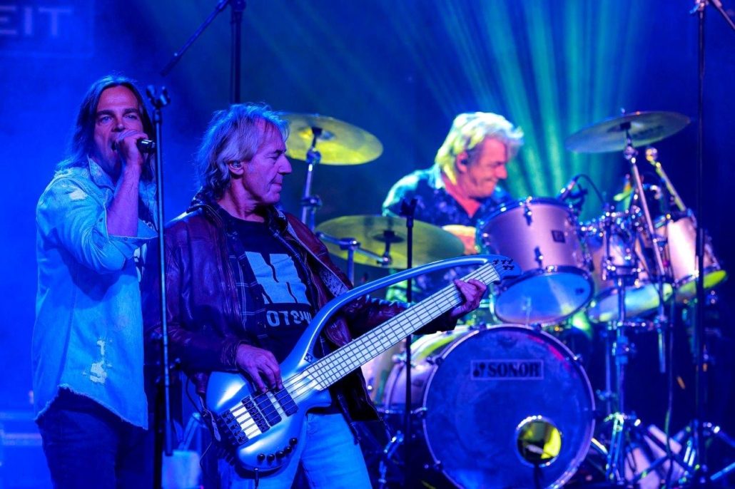 Band im blauen Bühnenlicht beim brillenball OpenAir 2020