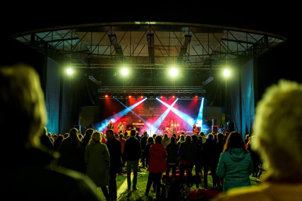 Bühne und Publikum bei Nacht beim brillenball OpenAir 2020 von hoffmann und brillen