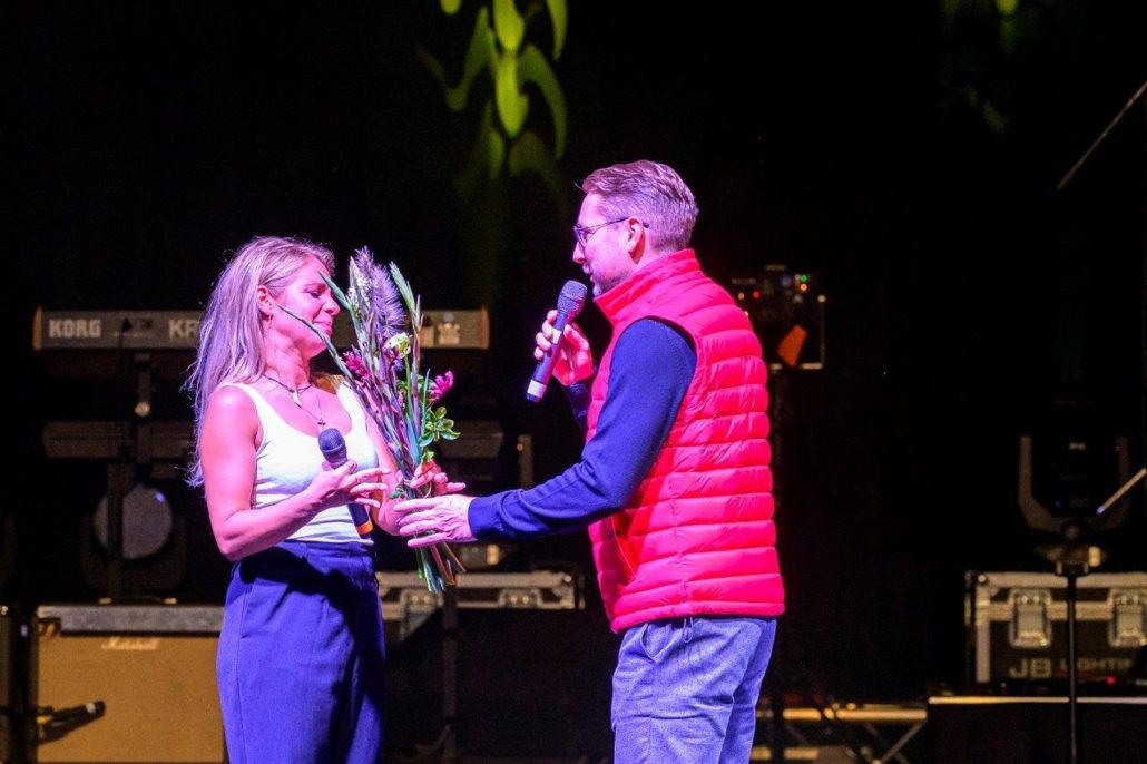 Blumen für die Mitwirkenden auf der Bühne des brillenball OpenAir 2020 in Eberswalde