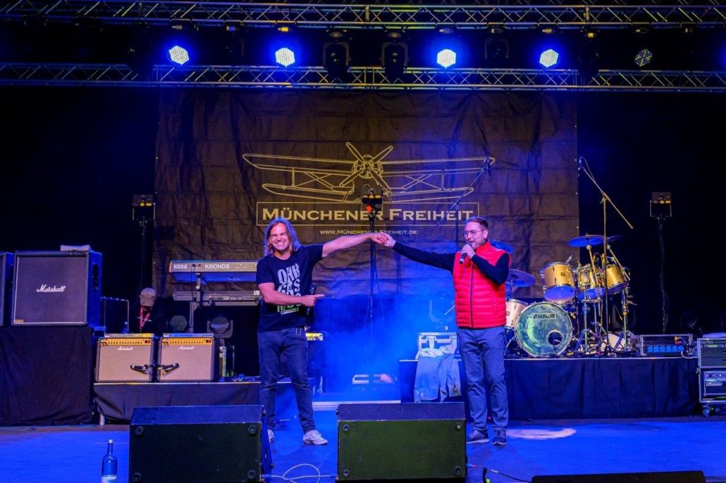 Begrüßung auf der Bühne vor dem Auftritt von Münchener Freiheit beim brillenball OpenAir 2020