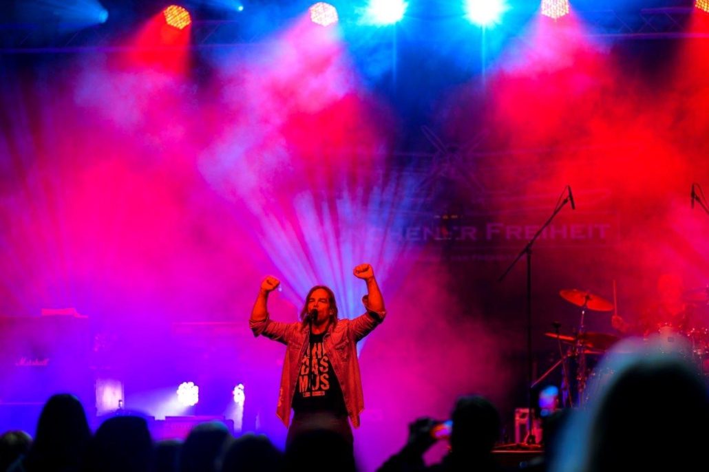 Münchener Freiheit im roten Bühnenlicht beim brillenball OpenAir 2020 in Eberswalde