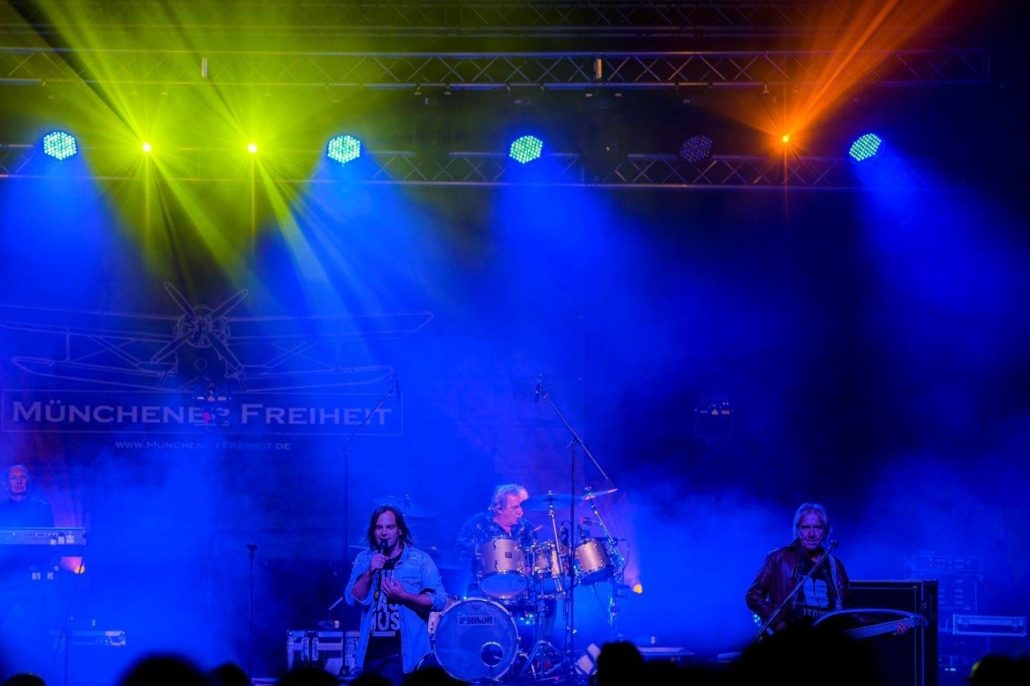 Münchener Freiheit in blauem und gelbem Bühnenlicht beim brillenball OpenAir 2020