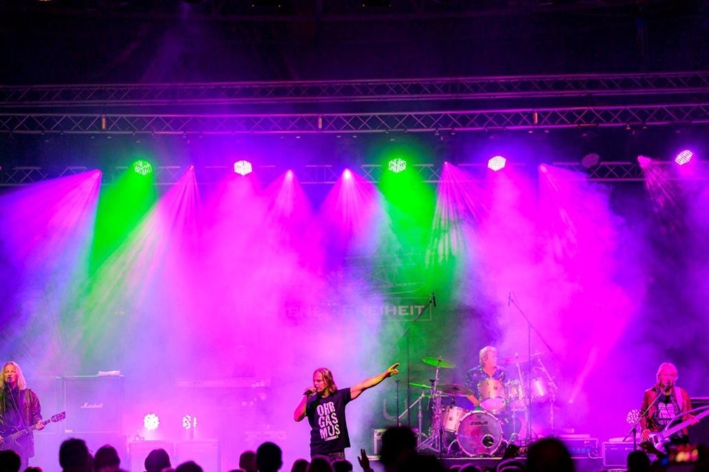 Münchener Freiheit im pinken Bühnenlicht beim brillenball OpenAir 2020 in Eberswalde
