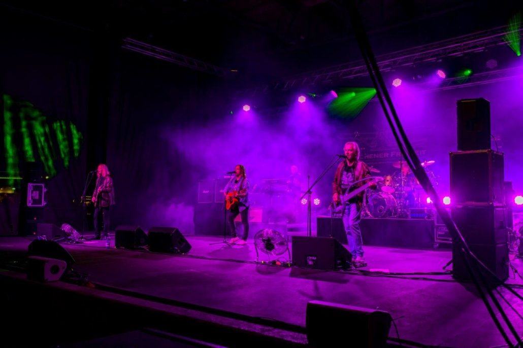Münchener Freiheit im violetten Bühnenlicht beim brillenball OpenAir 2020