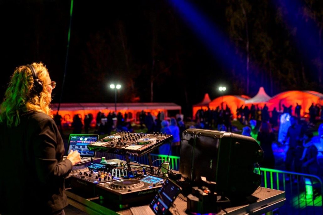 DJ-Set am Rand der Wiese beim brillenball OpenAir 2020 in Eberswalde