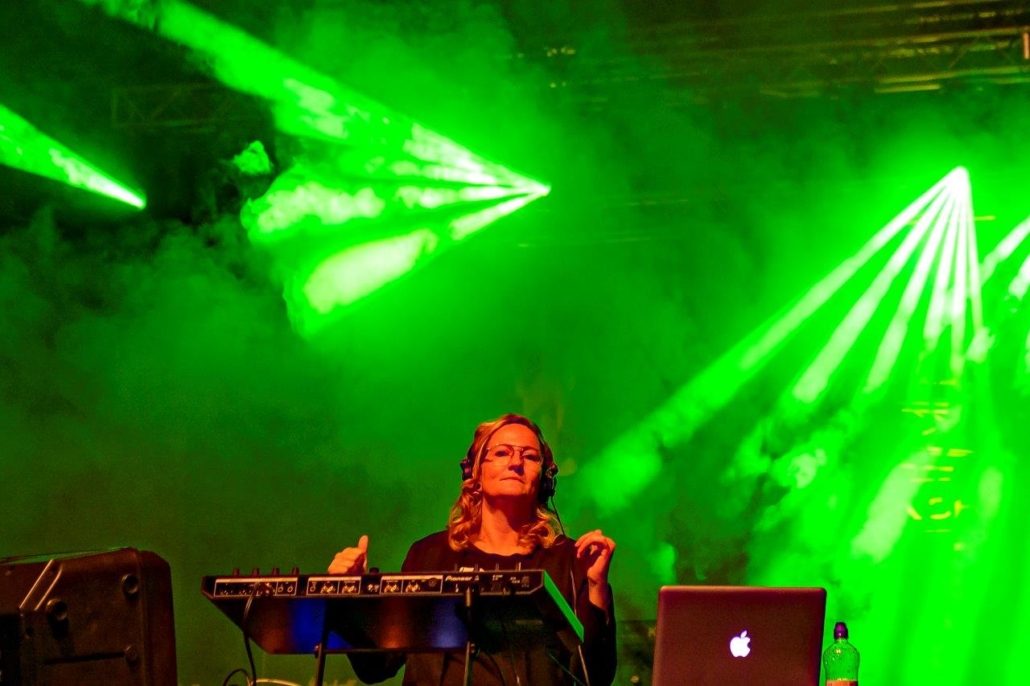 DJane im grünen Laserlicht beim brillenball OpenAir 2020