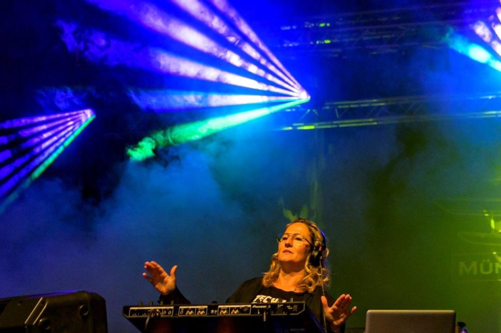 DJane im blauen Laserlicht beim brillenball OpenAir 2020 von hoffmann und brillen
