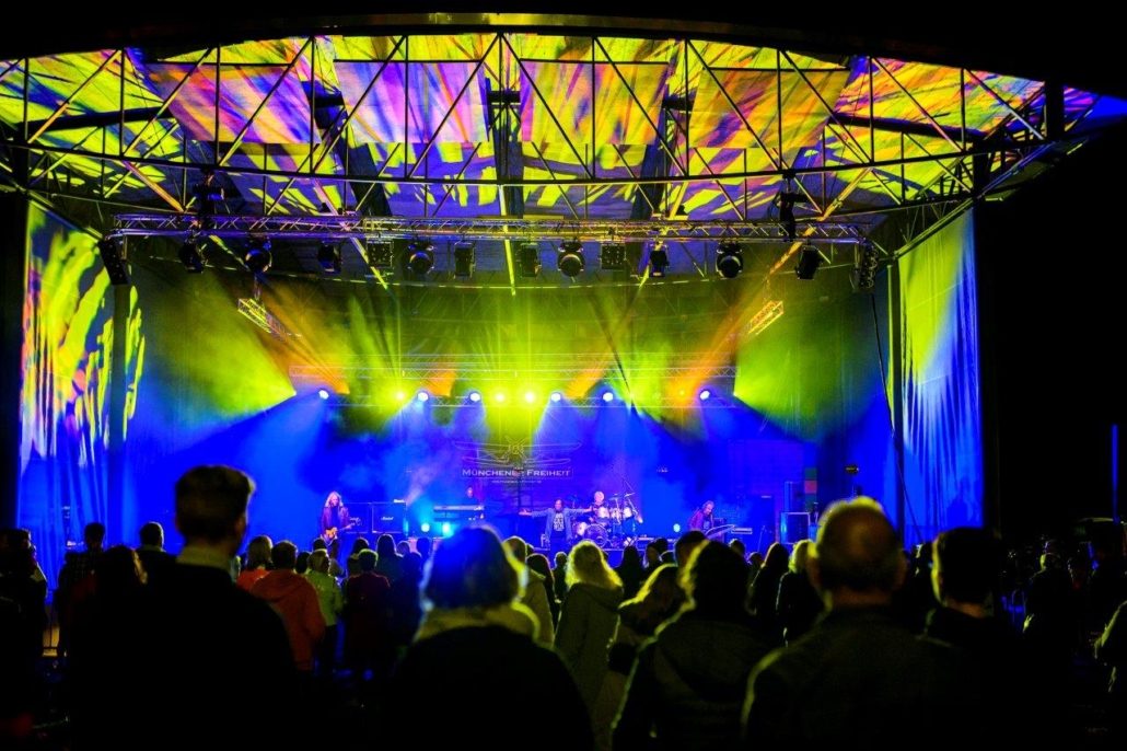 Freilichtbühne mit Lichtprojektion beim brillenball OpenAir 2020 in Eberswalde