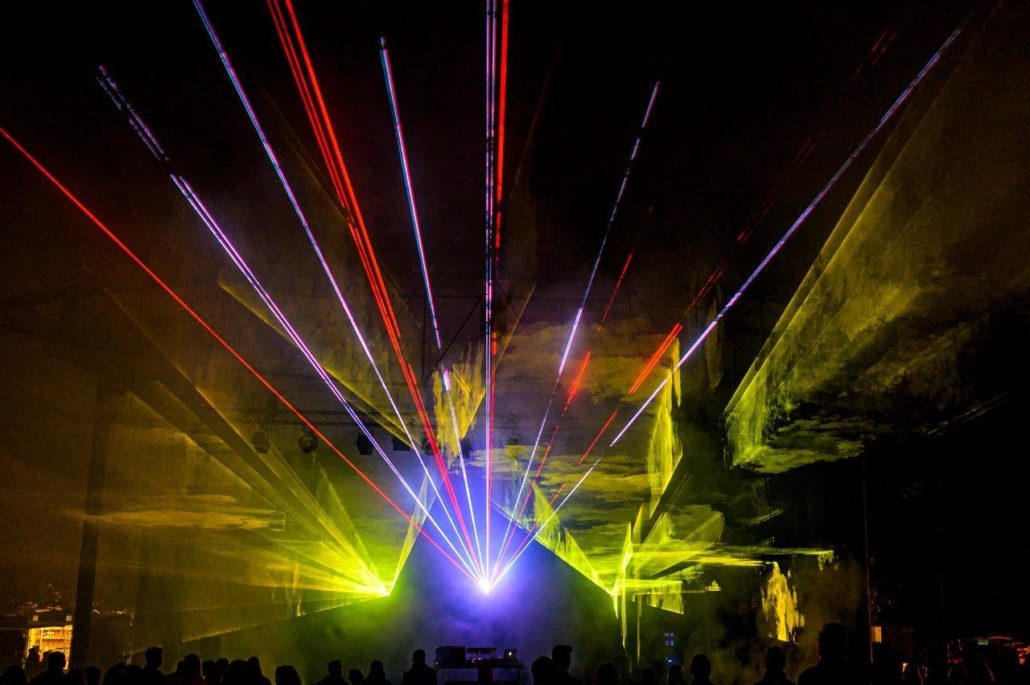 Laserstrahlen unter dem Bühnendach beim brillenball OpenAir 2020