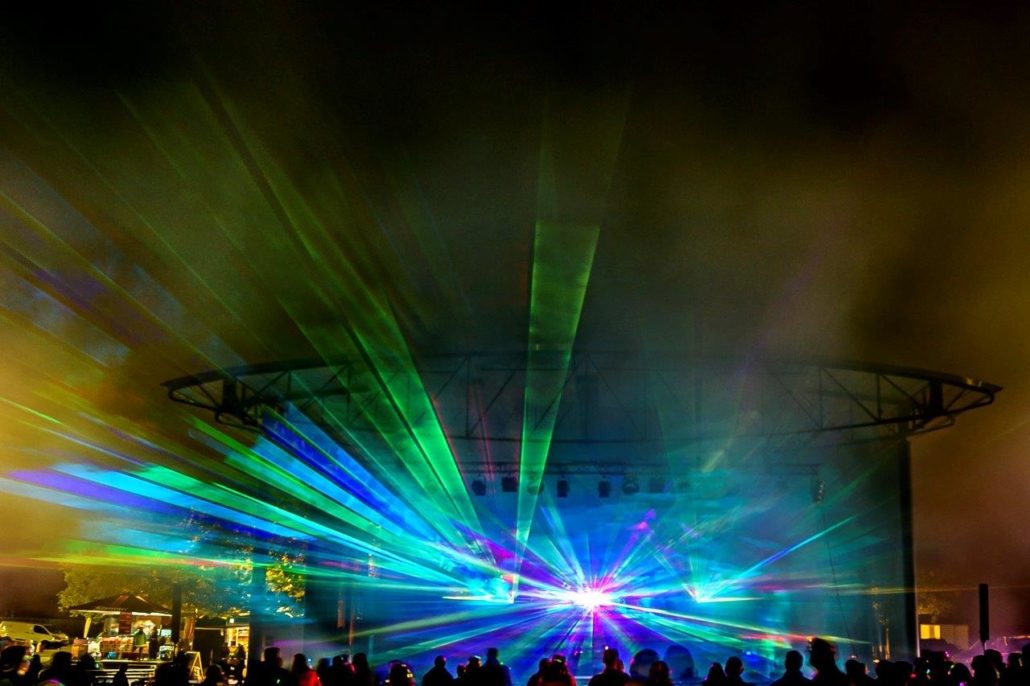 Lasershow über der Freilichtbühne beim brillenball OpenAir 2020