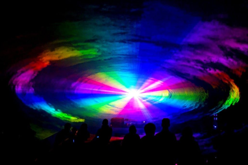 Lasershow im Farbwirbel beim brillenball OpenAir 2020