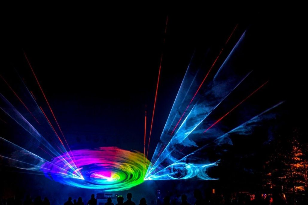 Lasershow in Blau und Rot beim brillenball OpenAir 2020 von hoffmann und brillen