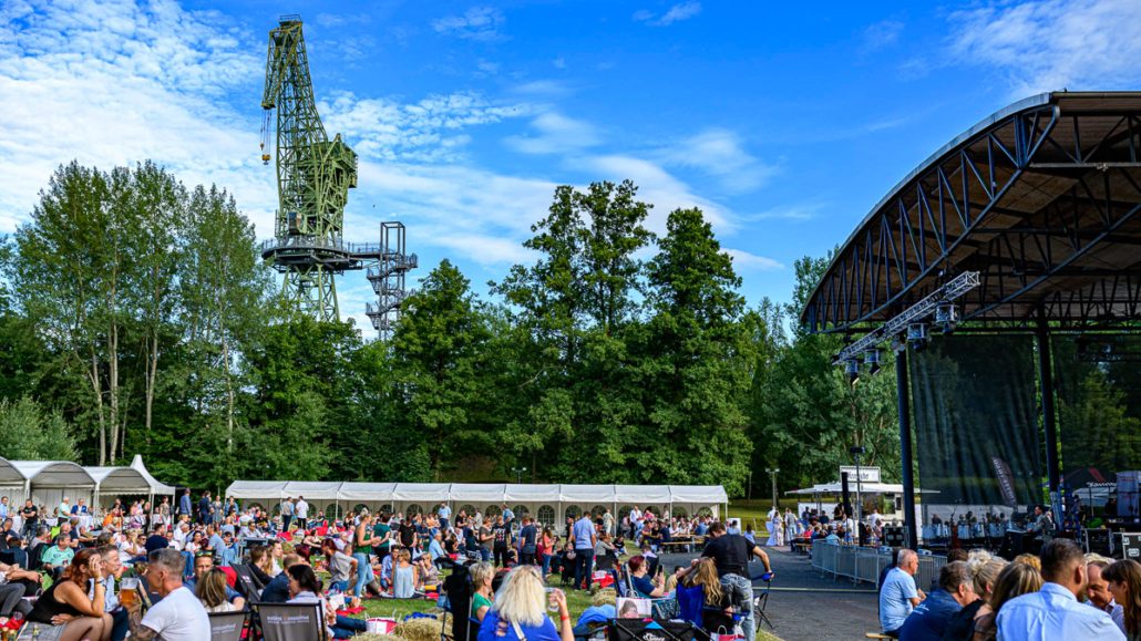 Publikum und Freilichtbühne im Familiengarten Eberswalde beim brillenball OpenAir 2021