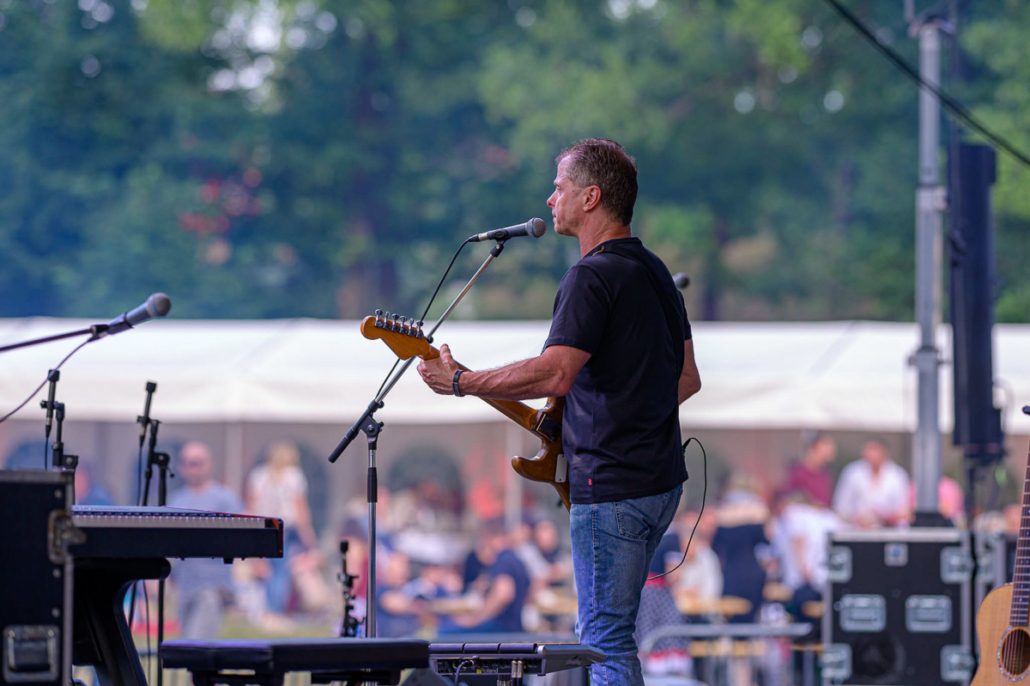 Gitarre und Gesang am Nachmittag beim brillenball OpenAir 2021 in Eberswalde