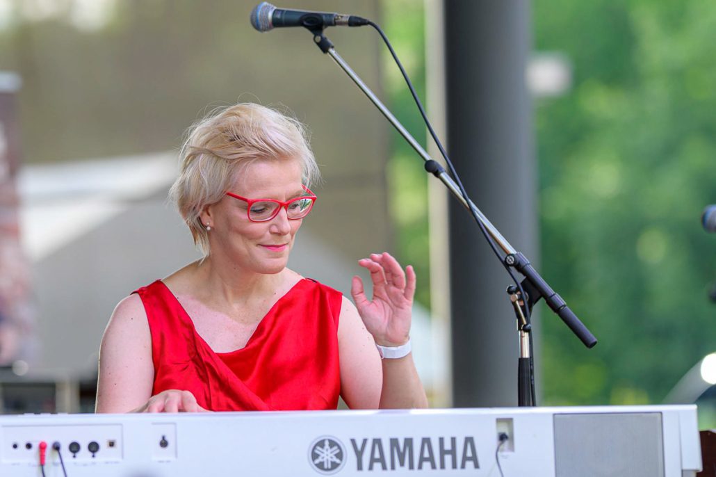 Musikerin am Keyboard beim brillenball OpenAir 2021 von hoffmann und brillen