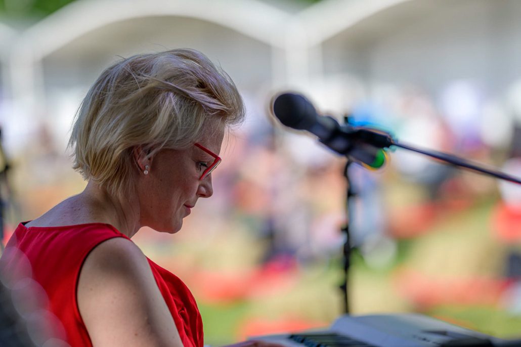 Gesang und Keyboard auf der Bühne des brillenball OpenAir 2021