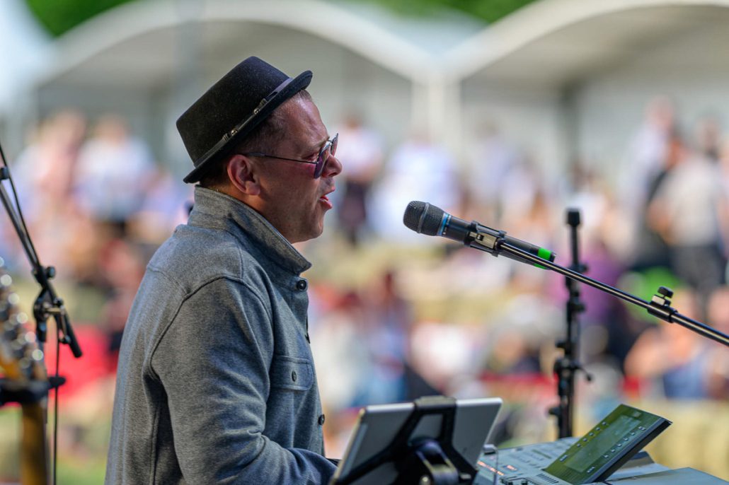Sänger mit Hut am Mikrofon beim brillenball OpenAir 2021 in Eberswalde