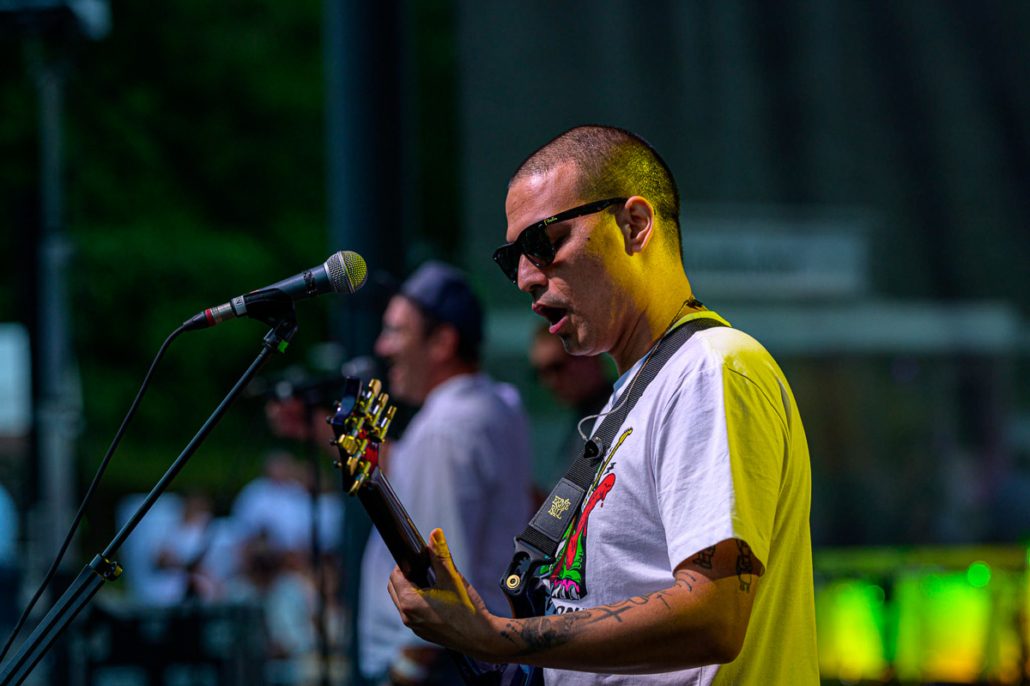 Gitarrist im Abendlicht beim brillenball OpenAir 2021