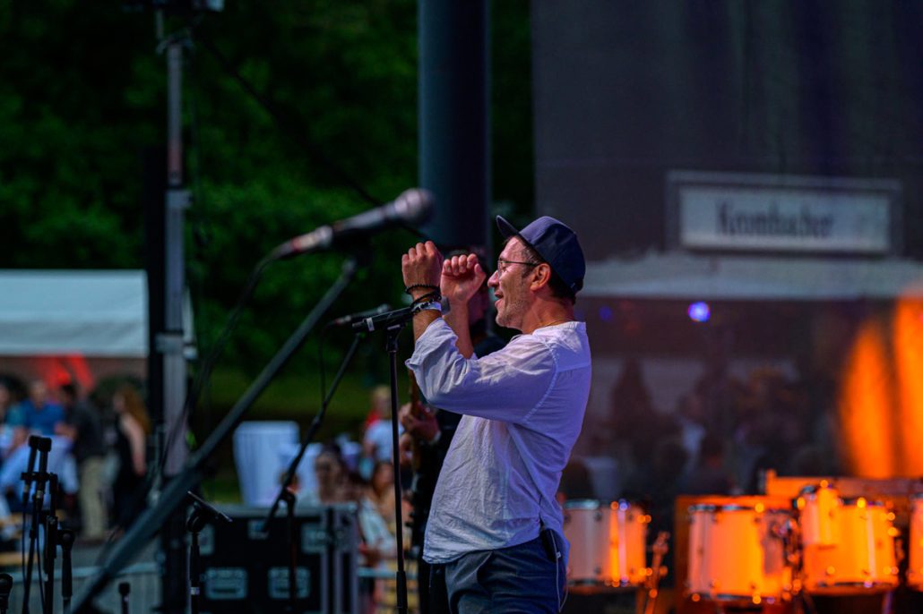 Applaus auf der Bühne beim brillenball OpenAir 2021 von hoffmann und brillen