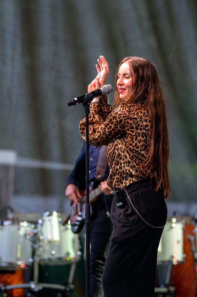 Sängerin am Mikrofon beim brillenball OpenAir 2021 in Eberswalde