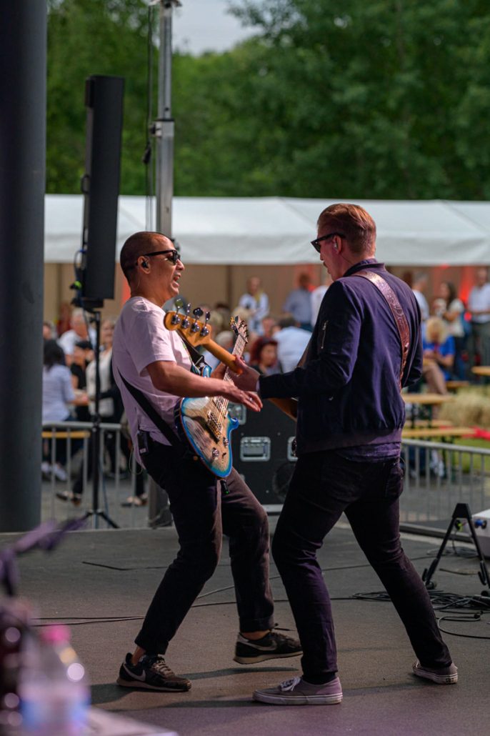 Bass und Gitarre auf der Bühne des brillenball OpenAir 2021