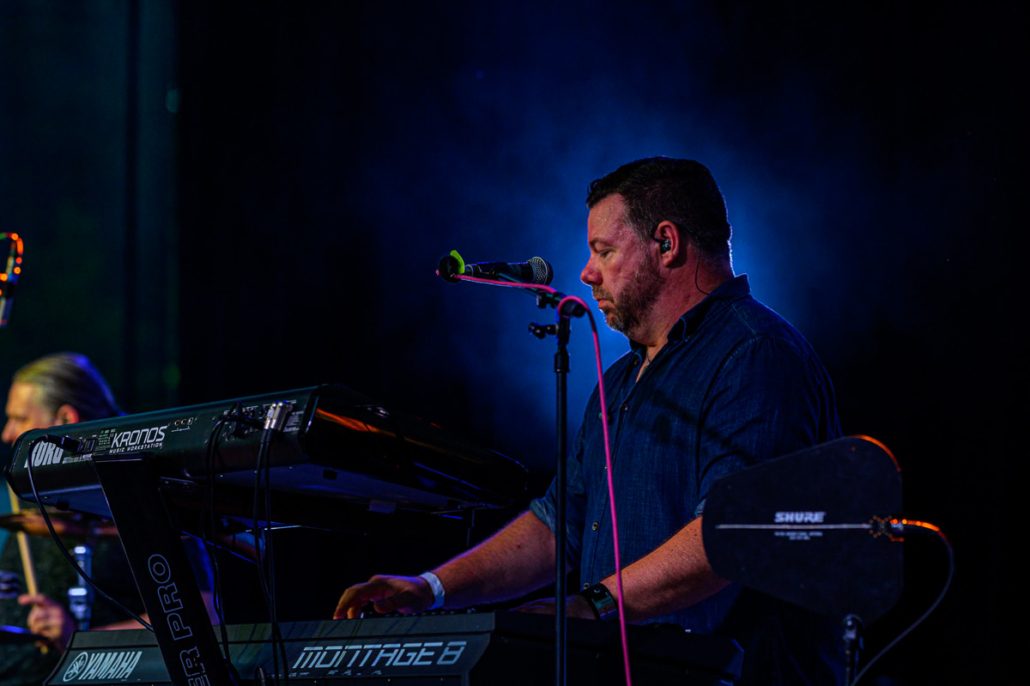 Keyboard im blauen Bühnenlicht beim brillenball OpenAir 2021