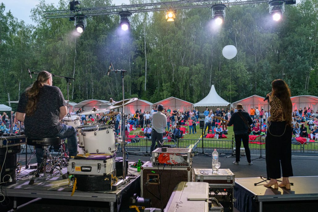 Blick von der Bühne auf das Publikum beim brillenball OpenAir 2021