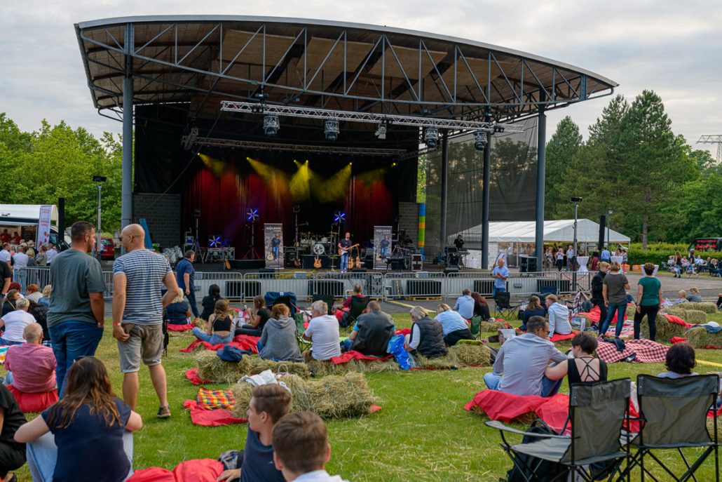 Bühne und Strohballen beim brillenball OpenAir 2021 im Familiengarten Eberswalde