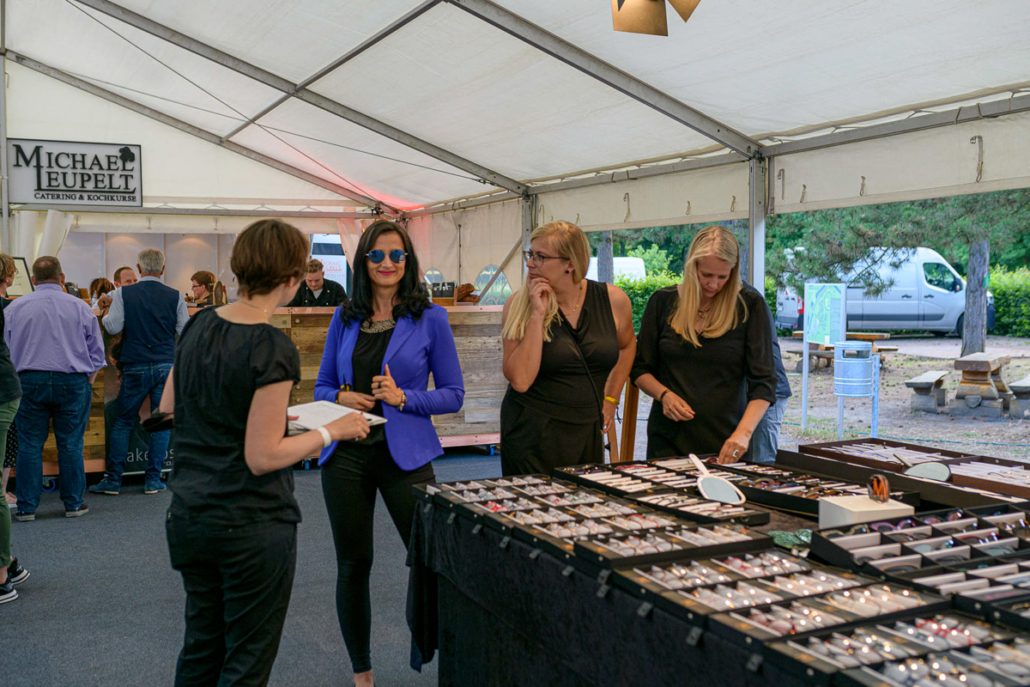 Gäste an der Brillenauswahl im Zelt beim brillenball OpenAir 2021