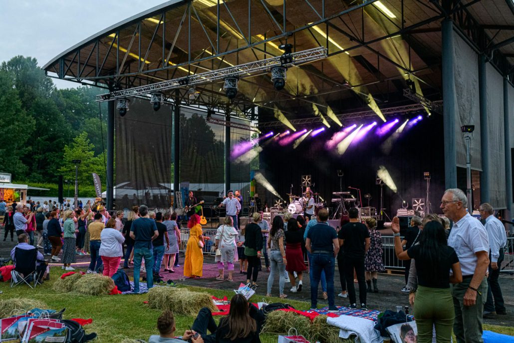 Bühne und Publikum am Abend beim brillenball OpenAir 2021 in Eberswalde